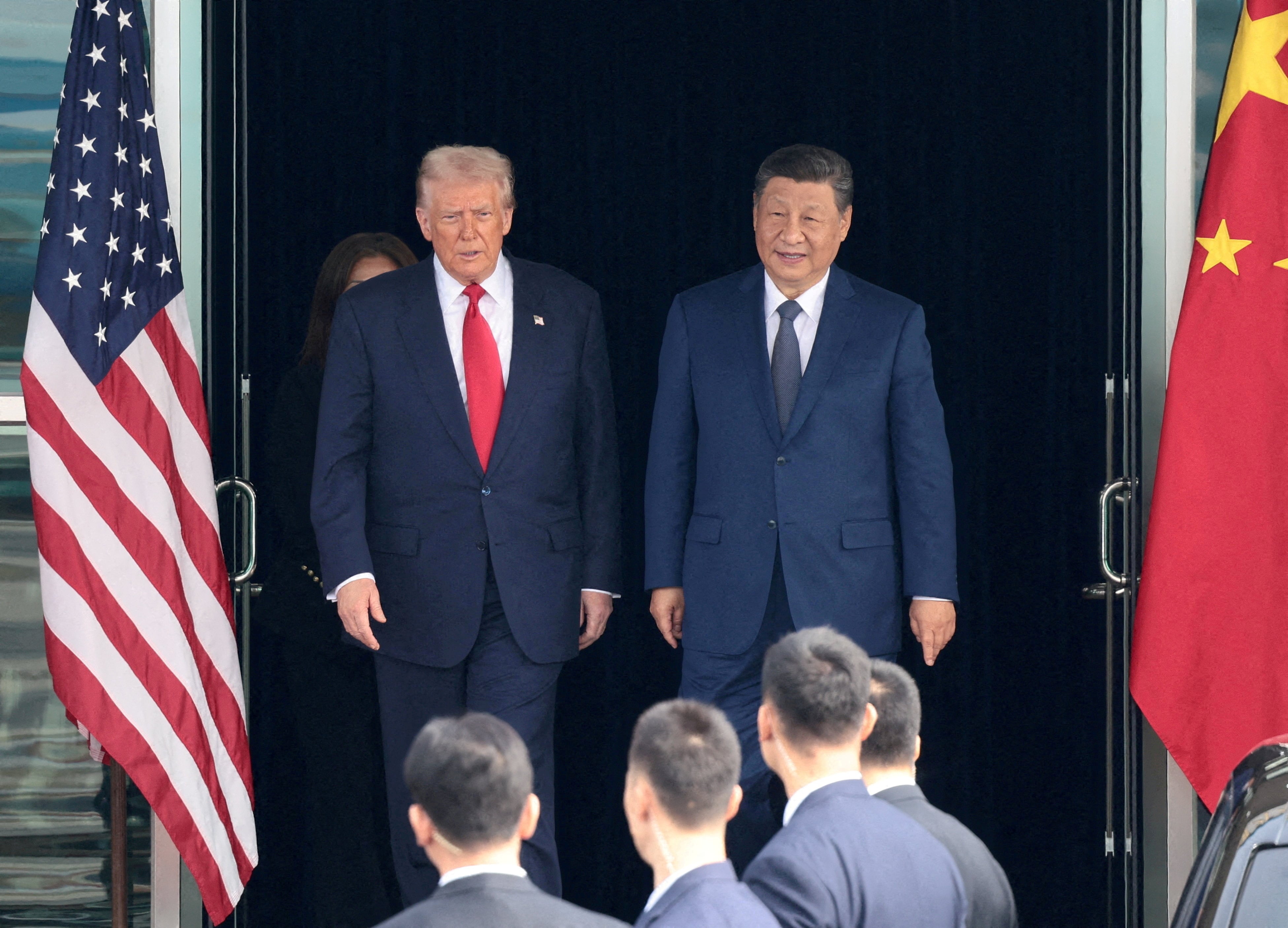 O presidente dos Estados Unidos, Donald Trump, e o presidente da China, Xi Jinping, caminham enquanto deixam o aeroporto internacional de Gimhae, após uma reunião bilateral, à margem da cúpula da Cooperação Econômica Ásia-Pacífico (APEC), em Busan, Coreia do Sul.