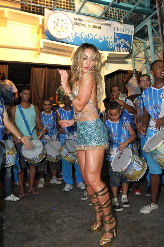Sabrina Sato comemora aniversário na quadra da Vila Isabel