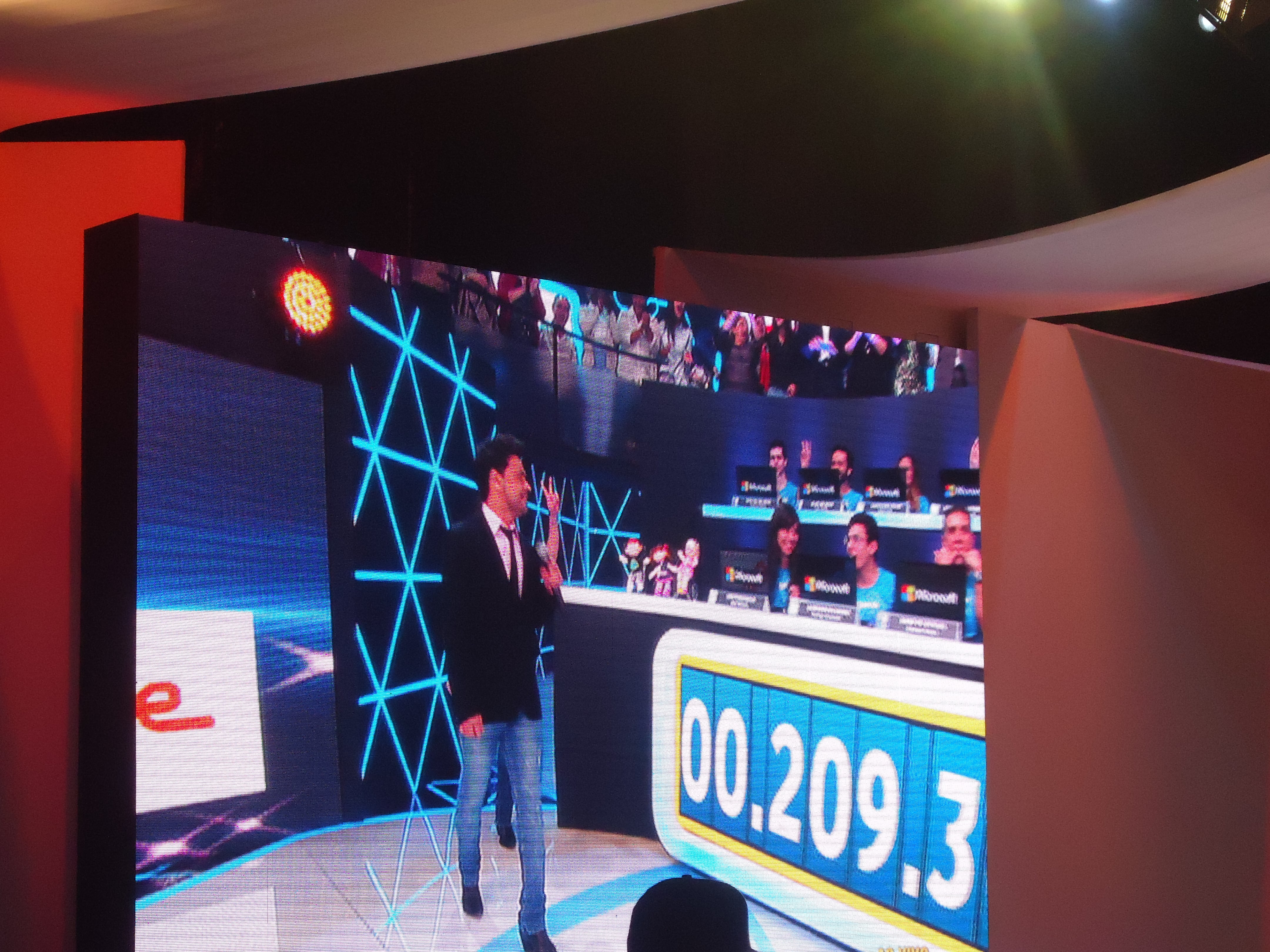 Zezé no palco do Teleton