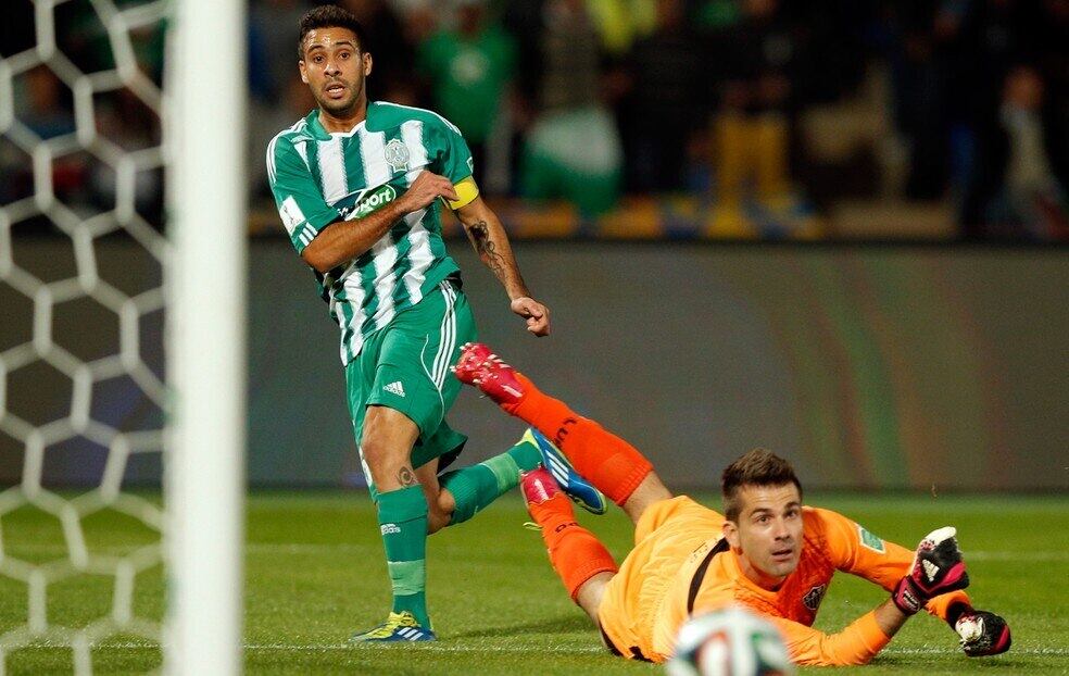 Atlético-MG (2013)

O Galo vinha com expectativa enorme para o primeiro Mundial de sua história. Com Ronaldinho Gaúcho como principal referência da equipe, o clube esperava que a semifinal fosse apenas protocolar, antes de enfrentar o poderoso Bayern de Munique na decisão. Mas o que aconteceu na realidade foi um vareio de bola do Raja Casablanca, do Marrocos. Apoiado pela torcida local, em Marrakesh, as Águias Verdes venceram a partida por 3 a 1 e encerraram o sonho atleticano