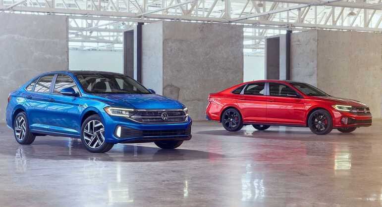 Sedã conta com faróis mais afilados e com uma assinatura luminosa em LED no formato de "C"