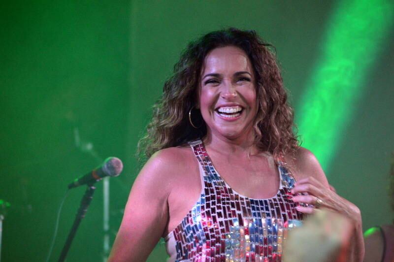 Toda sorridente e em plena forma aos 48 anos, Daniela Mercury esbanjou simpatia no ensaio de verão da banda Mametto, nesta quinta-feira (16)