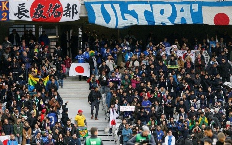 No intervalo de jogo, a torcida do Japão fez a festa em Lille