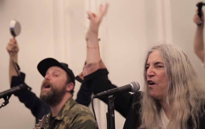 Patti Smith canta com coral