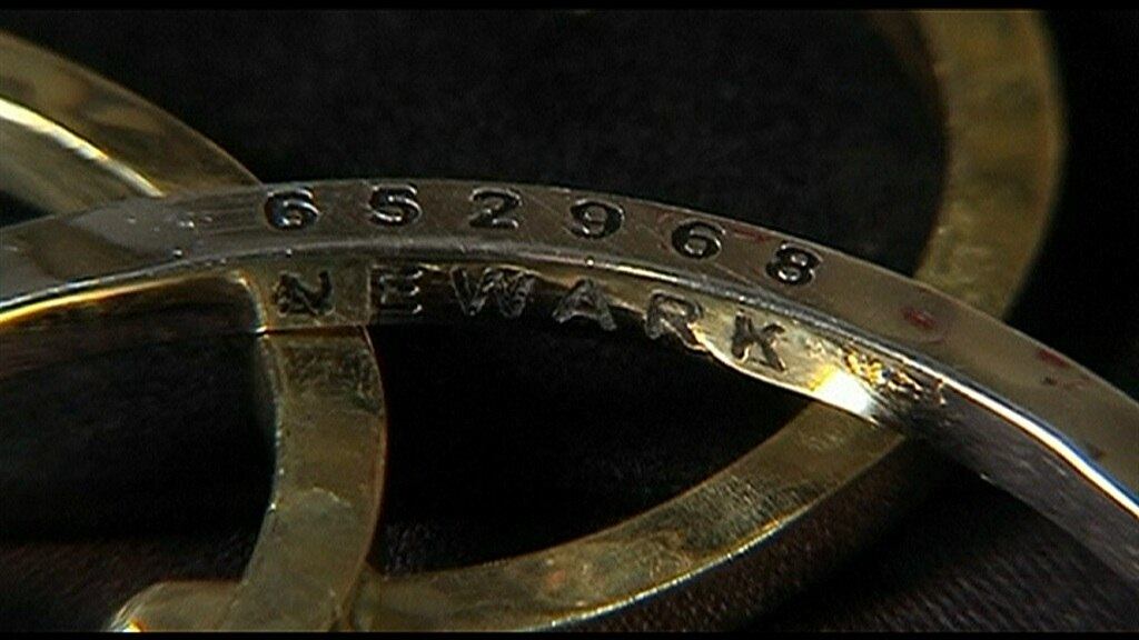 Desde o início do
projeto para transformar armas em joias, mais de R$ 40 nil (US$ 20 mil) já foram destinados
à polícia por esse meio