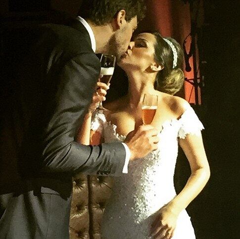 O jogador de vôlei Lucas Saatkamp mais conhecido como Lucão, se casou na segunda-feira (27), em São Paulo. A noiva Beatriz estava deslumbrante e o casamento foi recheado de luxo! Veja as fotos da festa!