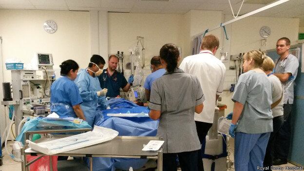 O britânico John Gilmartin, de 47 anos, de Chaddesden, no leste da
Inglaterra, sofreu 17 paradas cardíacas e sobreviveu. Segundo os médicos, o
paciente teve o coração reiniciado 11 vezes em direção ao hospital e em outras
seis ocasiões no Royal Derby Hospital, onde foi atendido