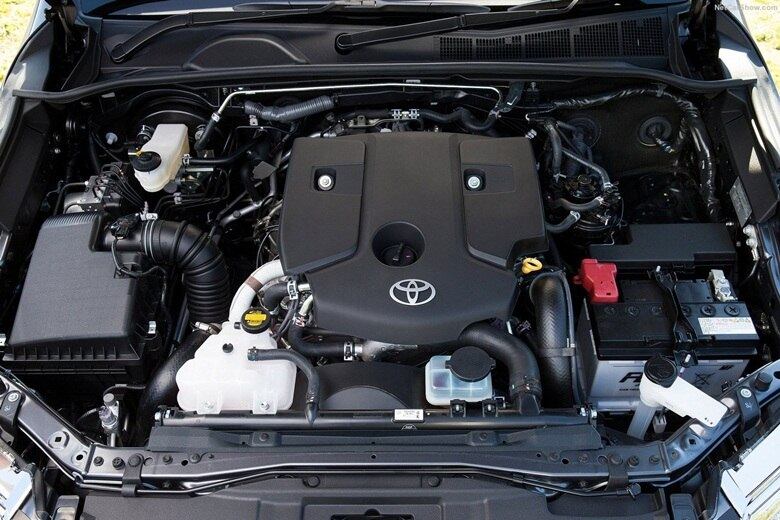 Conforme esperado, a mecânica seguirá os passos da picape Hilux, na busca por eficiência. O novo motor 2.8 litros turbo diesel de quatro cilindros e 16 válvulas gera 177 cv de potência e torques parrudos de 42,8 kgfm (manual) e 45,9 kgfm (automático). Só a título de comparação, o atual motor 3.0 turbo diesel gera 170 cv e 36,7 kgfm