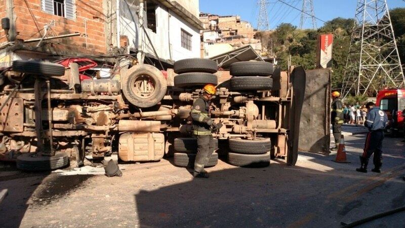 Av. Deputado Cantídio Sampaio está interditada nos dois sentidos