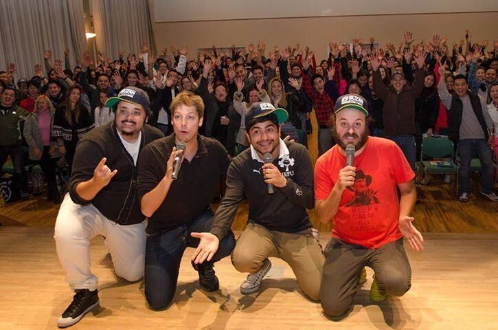 Nesta imagem, Porchat e sua equipe são ovacionados em Toyota