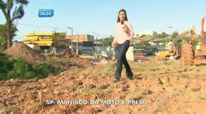 Enquanto o amigo socorria a vítima, o maníaco fugiu a pé e
ligou para a mãe. Ele disse que tinha sido assaltado e estava escondido em um
córrego. Preocupada, a mãe acionou a polícia para ajudar o filho. O que ela não
sabia era que os policiais já estavam em busca do filho dela, só que por conta
dos abusos