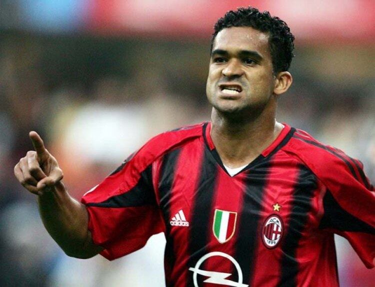 Serginho é um dos brasileiros que mais vezes vestiu a camisa do Milan. O ex-lateral esquerdo atuou pelo clube em 281 oportunidades, marcando 24 gols. Conquistou uma Serie A (2003-04), uma Copa da Itália (2002-03), duas Liga dos Campeões (2002-03 e 2005-07), duas Supercopa da Uefa (2003 e 2007) e um Mundial de Clubes (2007) (Foto: DANIEL DAL ZENNARO / Arquivo Lance!)
