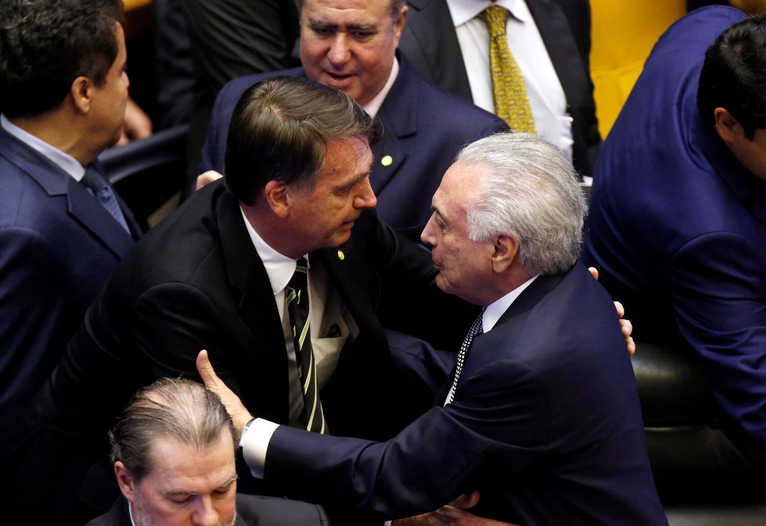 Em sua primeira
visita a Brasília após ser eleito para presidir o Brasil, Jair Bolsonaro
participou de uma cerimônia no Congresso e disse
que a Constituição é o único norte da democracia. No dia seguinte, ele conversou
com o presidente Michel Temer e disse que o emedebista "está
disposto a colaborar no que for possível nesses últimos dias de 2018"