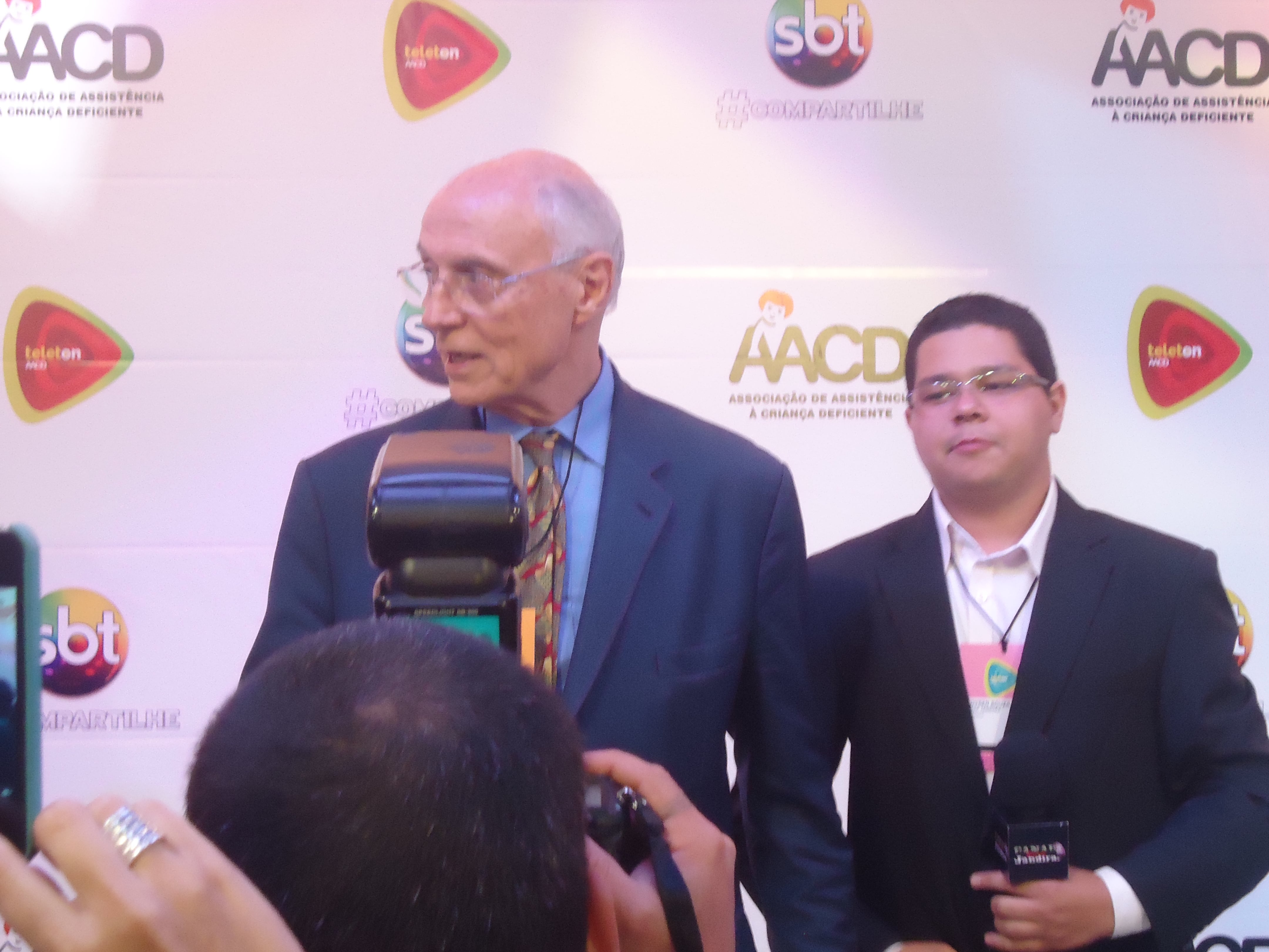 O senador
Eduardo Suplicy foi um dos primeiros convidados a entrar no lounge. Lá, o economista
conversou com toda a imprensa e falou sobre a importância da doação das pessoas
de casa