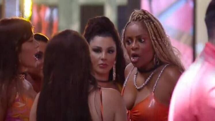 "Cobra mandada" 

Cariúcha ficou pê da vida com Jaque na primeira festa do reality ao descobrir que a influenciadora havia alertado Nadja sobre seu caráter. Ao tirar satisfações, partiu para a treta e chamou a oponente de "cobra mandada". Mas o xingamento não foi só direcionado à Jaque! Cariúcha também classificou Rachel como "cobra" e chegou a lembrar uma alidada de que "cobra mata beijando e abraçando".