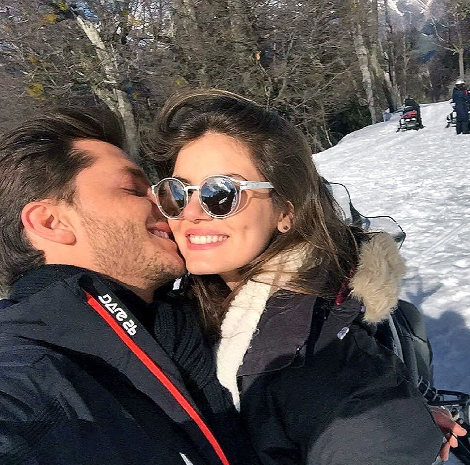 Na legenda da imagem, o ator se declarou:
— Seu sorriso me faz sorrir