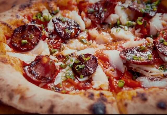Pizza portuguesa

No Teste de Fogo em que os chefs precisaram fazer pizzas inspiradas em países, a Equipe Laranja se destacou com um recheio de bacalhau, linguiça portuguesa, queijo serra da estrela, molho de tomate rústico, azeite de alho negro e cebolinha
