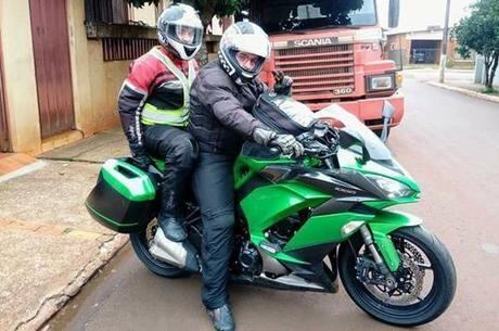 Voltando para casa com filhote na garupa