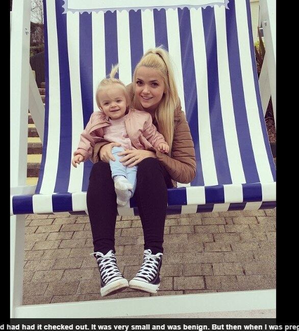 Ela contou que teve o caroço por dois anos e nunca deu
resultado maligno. Foi durante a gravidez o primeiro exame negativo.
— Se eu ficar grávida de novo algum dia, ficarei muito atenta a um possível retorno do câncer
