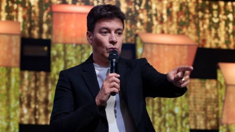 Rodrigo Faro + Tomé Ozzy = a diversão garantida! O apresentador falou com o jurado em inglês e apertou a tecla SAP para que ele voltasse a conversar em português.

Acompanhe a grande final do Canta Comigo 3 neste domingo (11), a partir das 17h30, na Record TV.
