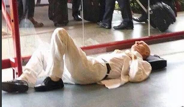 O escritor Ariano Suassuna, de 86 anos, que esteve em Brasília na última terça-feira (15) para participar da 2ª Bienal do Livro e Leitura, foi flagrado por um internauta deitado no chão do Aeroporto Internacional Juscelino Kubitschek, na manhã de quarta-feira (16), enquanto aguardava voo para Recife (PE). A foto foi divulgada na última segunda-feira (21). Leia a reportagem completa