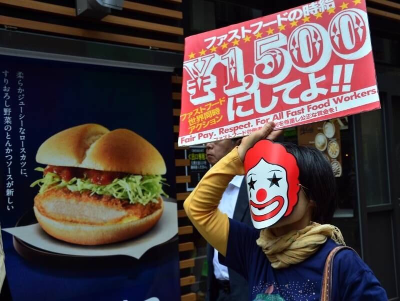 Em todo mundo,
trabalhadores de redes de fast-food protestam por aumento de salário
e melhores condições de trabalho. Em Tóquio, manifestantes levaram fantasias do
mascote do McDonald's e cartazes para o protesto