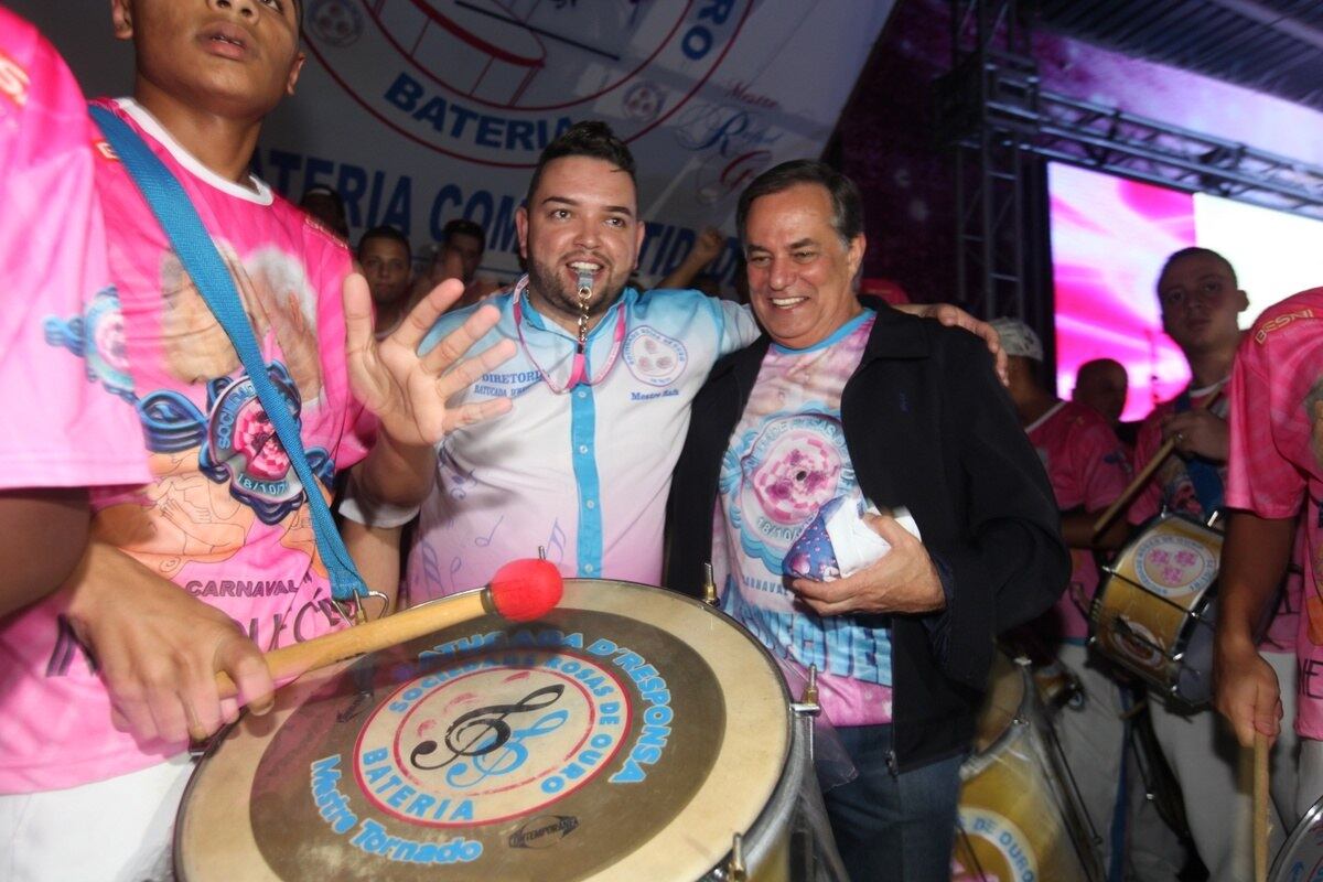 O cantor e apresentador será um dos homenageados no desfile da agremiação paulista no Carnaval 2014
