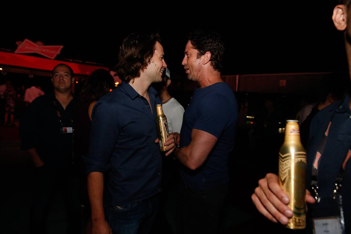 O ator Taylor Kisch também estava na festa