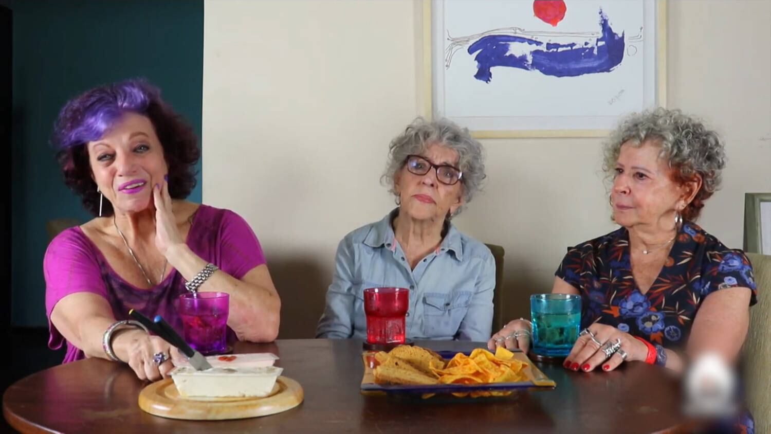 Câmera Record conversa com trio de amigas que vive conectada nas redes sociais