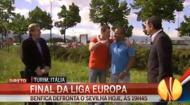 O torcedor (de vermelho) parece estar embriagafo