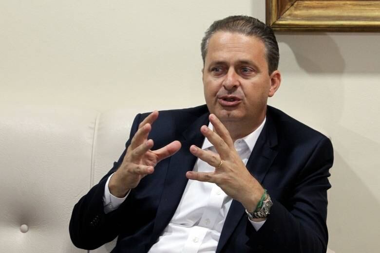 Além de Eduardo Campos (foto), estavam na aeronave mais seis pessoas: Pedro Almeida Valadares Neto, de 48 anos, assessor direto de Campos; Carlos Augusto Leal Filho, o Percol, assessor de imprensa da campanha; o fotógrafo Alexandre da Silva e o cinegrafista Marcelo Lira, que acompanhavam o candidato nos compromissos de campanha, além dos pilotos Geraldo da Cunha e Marcos Martins. Ninguém sobreviveu ao acidente