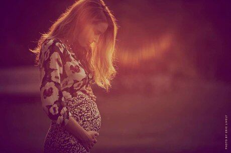 Blake Lively também está grávida! Sim, a Serena Van der Woodsen de Gossip Girl anunciou que está esperando o primeiro filho em seu site pessoal, Preserve. A atriz, que é casada com Ryan Reynolds, postou uma foto dela, tirada pelo irmão Eric Lively, acariciando sua barriga