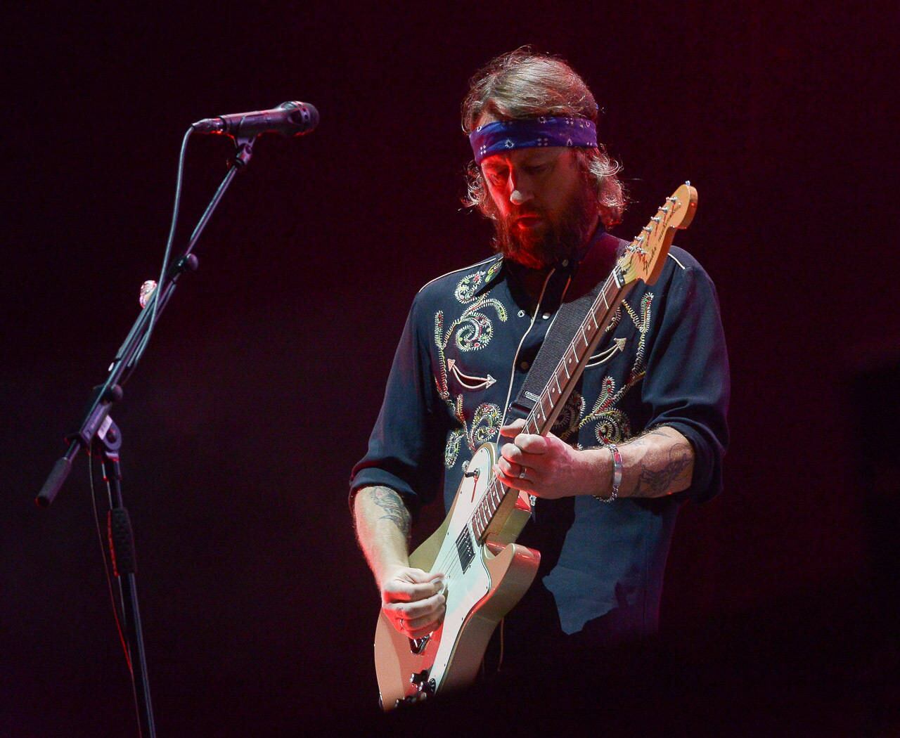 O guitarrista Chris Shiflett, da banda Foo Fighters, tocando no Allianz Parque
