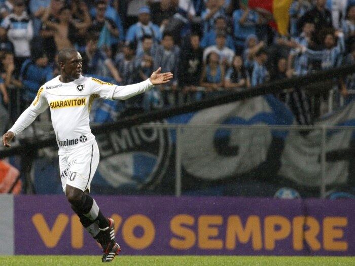 

Seedorf, meia e ídolo do Botafogo, pode estar de saída do
clube carioca. De acordo com informações do jornal italiano La Gazzetta dello
Sport publicadas na terça-feira (29), o holandês pode assumir o comando do
Milan e ser o técnico de astros como Kaká, Robinho e Balotelli. Confira

