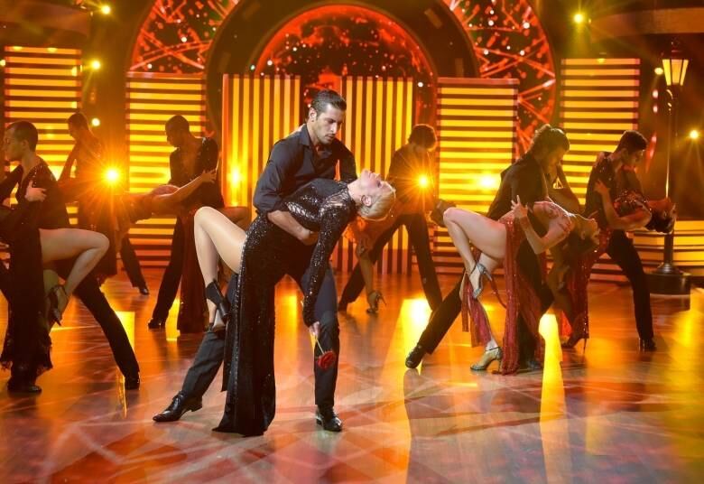 Essa apresentação foi de arrancar suspiros da plateia! De vestido preto com fenda, Xuxa dançou tango com Leandro Lima. A dupla se entregou ao ritmo argentino e arrasou no palco