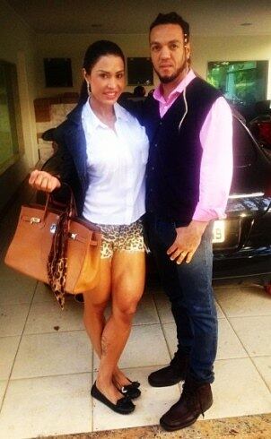 Gracyanne e Belo saindo para trabalhar