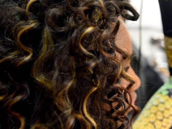 Antes de tudo, Valeska contou que não há nada de luxuoso nos
produtos que usa em seus cabelos, admitiu ser perfeccionista e que ela mesma
arruma seus cabelos antes das gravações e em todos os eventos que vai: “Eu
mesma prefiro fazer os cachinhos ficarem assim, além de ser perfeccionista eu
adoro arrumar meu cabelo”
Exclusivo: veja as primeiras imagens da ex-modelo Loemy em clínica de reabilitação
Léo Santana admite já ter usado anabolizantes: “Afetou a minha voz”
Assistente de palco Valeska Reis sensualiza nos bastidores do programa Hora do Faro