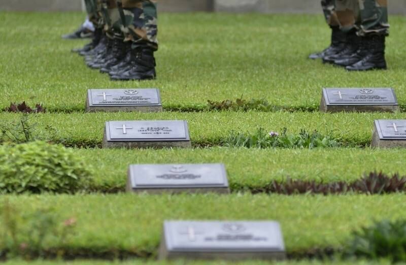 Soldados indianos ficam
em guarda em um memorial para soldados que morreram durante a Segunda Guerra
Mundial, no Cemitério Militar de Imphal, na Índia. Veteranos de guerra e
militares homenagearam nesta sexta-feira os 70 anos da batalha em que forças
britânicas enfrentaram as japonesas no nordeste da Índia