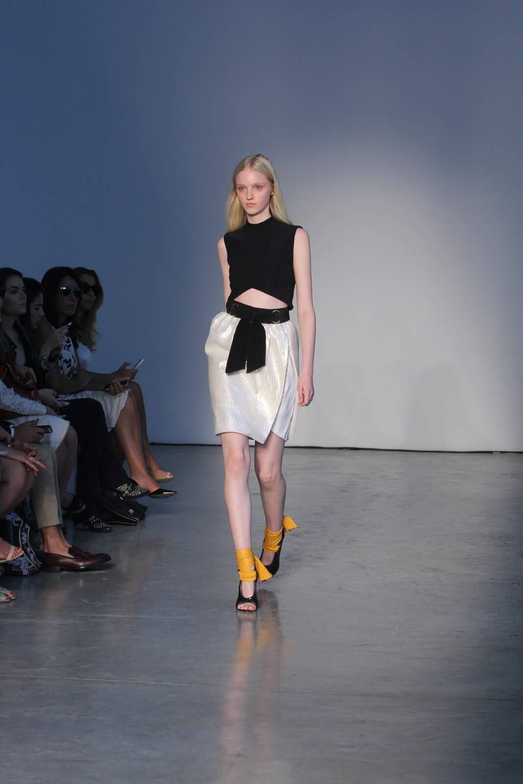 O segundo dia de desfiles da temporada inverno 2015 da São Paulo Fashion Week começou com a coleção do estilista Pedro Lourenço, nesta terça-feira (4). As modelos entraram na passarela após uma hora de atraso e vestiram peças feitas de diferentes materiais, que iam desde os trabalhos com paetês até detalhes com argolas de meta. Além dos casacos e saias que deram um ar sexy à coleção, as sandálias com saltos largos, arredondados e amarrações no tornozelo também foram destaque na passarela