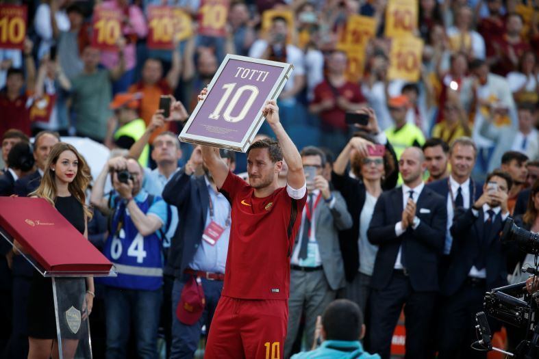 O dia 28 de maio de 2017 ficará marcado para sempre na memória de todo torcedor da Roma e também de todo fã de futebol. Neste dia, o italiano Francesco Totti se despede da Roma, clube que defendeu por 24 anos. Veja as melhores imagens do adeus a seguir