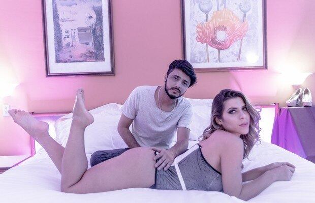 Bruno Bianchi e Ana Paula Minerato no clipe da música Lingerie