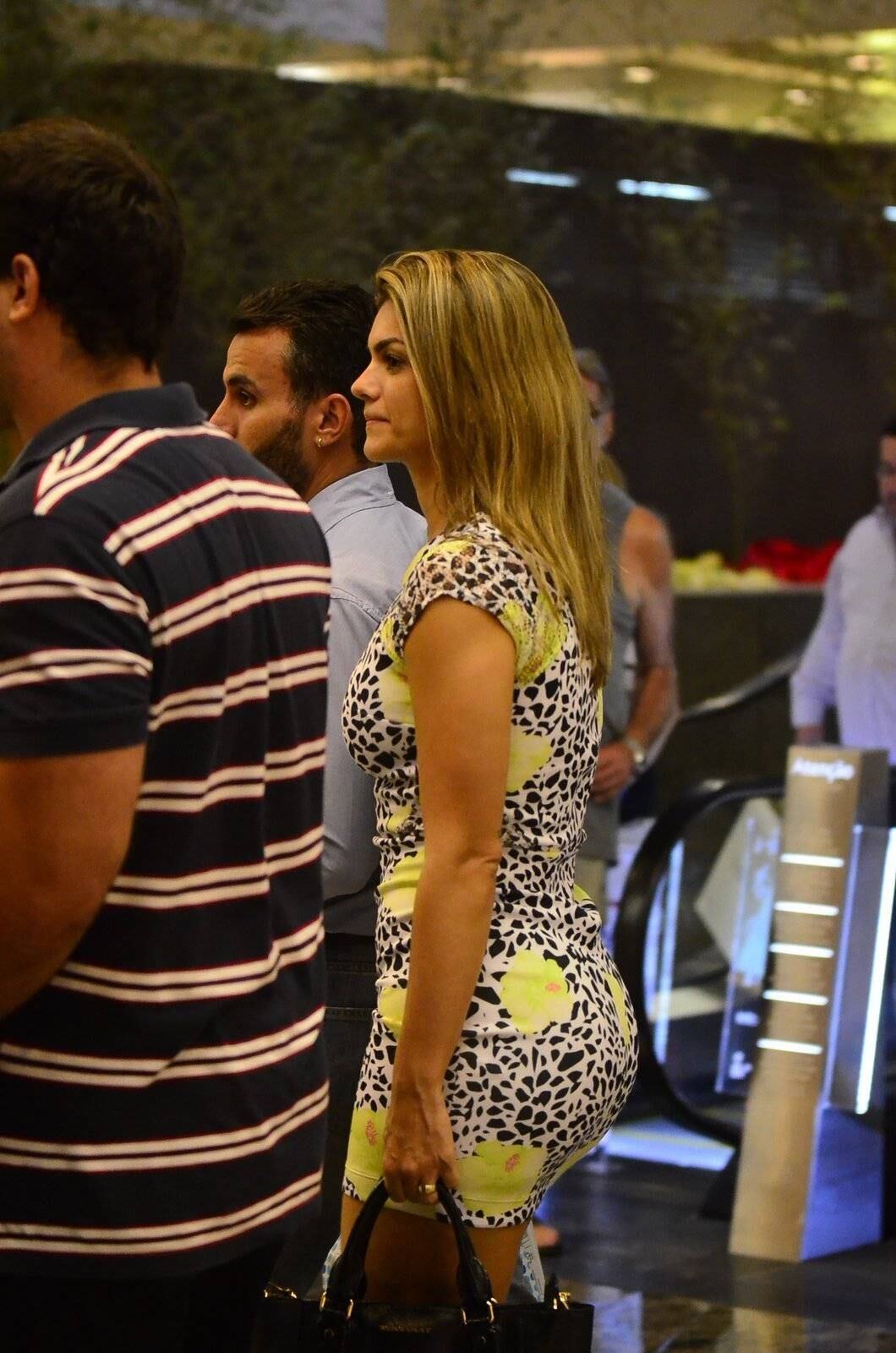A gata usou vestido bem justinho que evidenciou suas curvas 