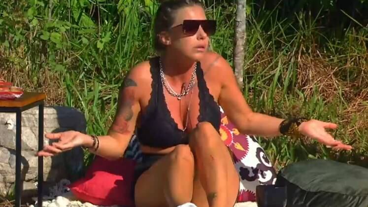 No Exílio, Antonela perdeu a paciência com Claudinho e a discussão foi certa! Sem abaixar a cabeça, ela retrucou cada palavra dita pelo empresário: "Você não sabe nada da minha vida. Fica com o seu pensamento. Eu fico com o meu", declarou. 