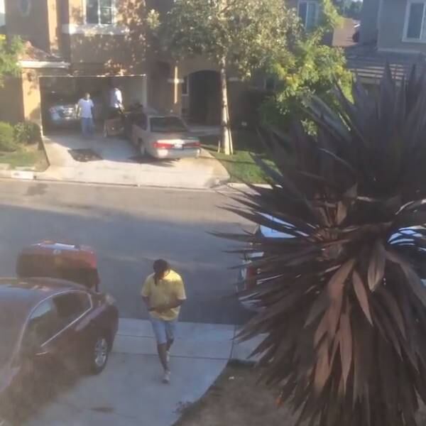 O pai, que já havia avisado que iria para casa conversar com a garota, grita que aquilo "não é brincadeira". Ele ainda ironiza o fato de a adolescente não querer abrir a porta: "Oh, agora está toda tímida!"