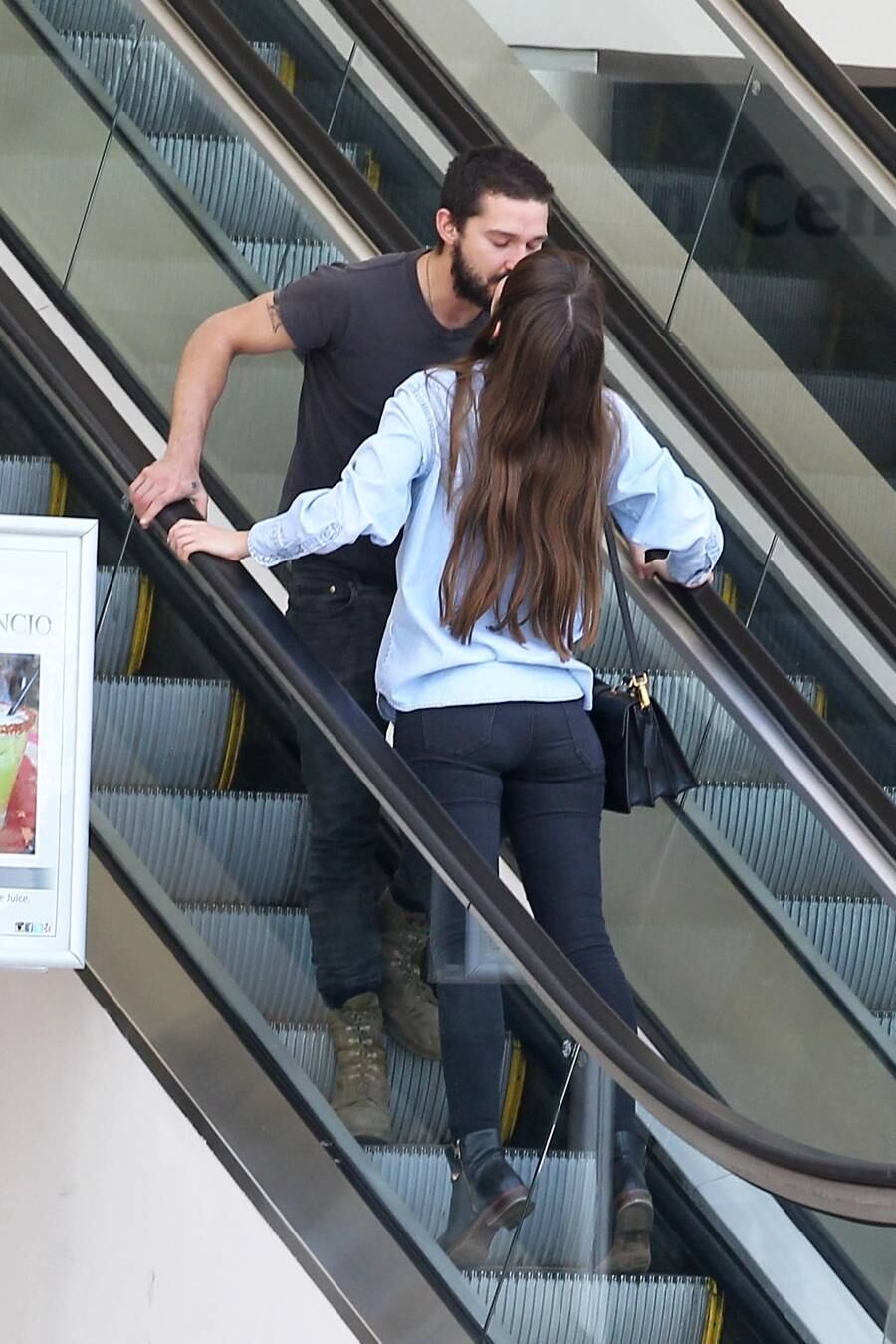 Shia e Mia estão muito apaixonados, tanto que não escondem o romance de ninguém