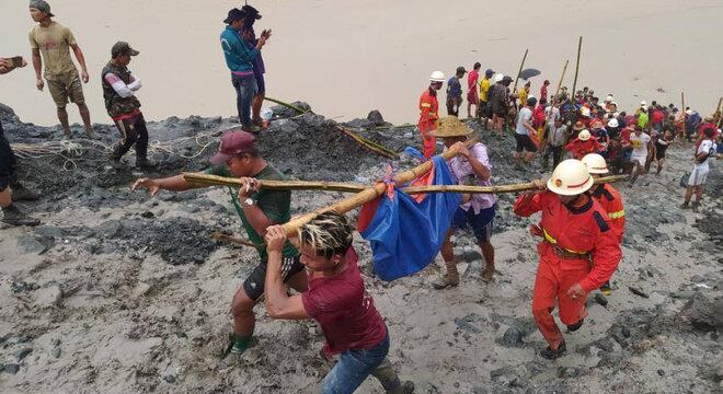 Equipes de resgate retiram corpo de vítima soterrada em mina de jade em Mianmar