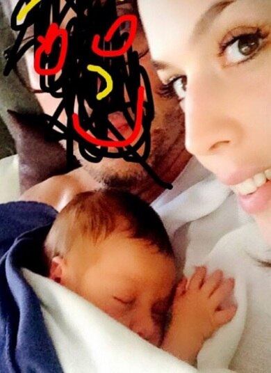 Nada como encerrar o ano com uma foto tão fofa como essa! Alexandre Nero revelou pela primeira vez o rostinho de Noá, seu primeiro filho com a atriz e stylist Karen Brusttilon. O bebê, que tem apenas duas semanas, já é a estrela das redes sociais dos pais

Acesse o R7 Play e assista à programação da Record quando quiser