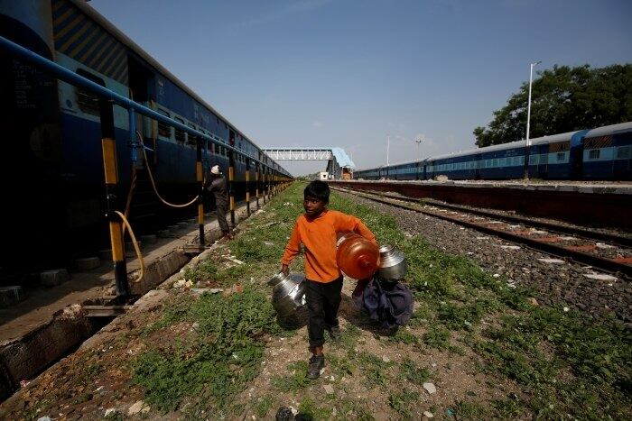 Na Índia, as monções recentes levaram chuvas abundantes e até inundações em muitas regiões, mas as chuvas em Mukundwadi estiveram 14% abaixo da média em 2019. Os aquíferos e poços estão secos: "Não gosto de ocupar meu tempo trazendo água, mas não tenho escolha", conta o menino Siddharth Dhage

Veja também: Lojas, ônibus e arte: rodoviária de Tel Aviv une comércio e cultura

