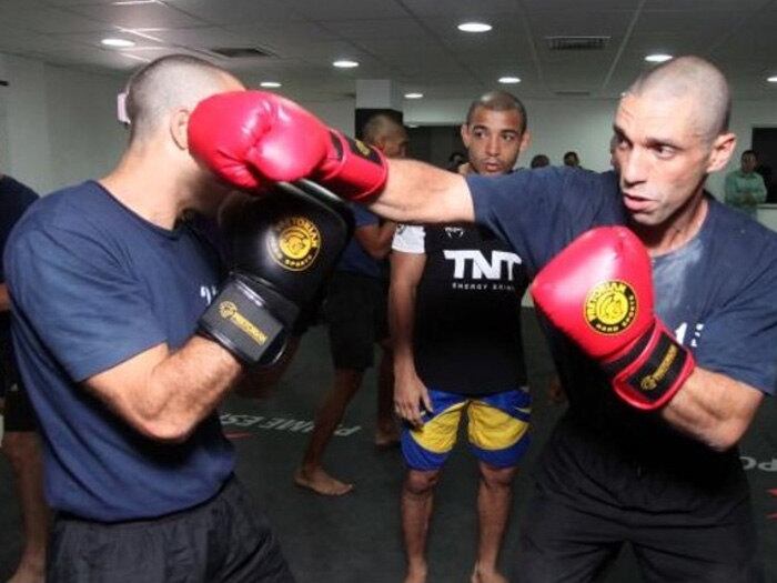 Nesta semana, o lutador José Aldo,
campeão do UFC, principal campeonato de MMA da atualidade, visitou a Cidade da
Polícia, no Jacaré, zona norte do Rio, para ensinar um pouco de defesa pessoal
a agentes da Core (Coordenadoria de Recursos Especiais) da Polícia Civil. As aulas,
que fazem parte do módulo Resgate e Refém, do curso de Operações Táticas
Especiais, contou ainda com policiais de outros Estados. Veja outras fotos