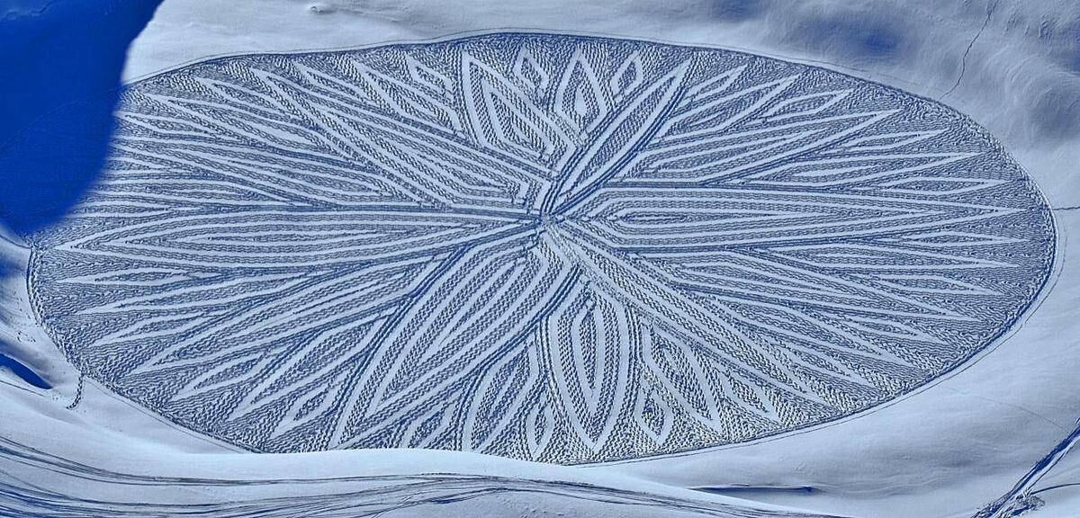 Depois que a ideia inicial é definida e passada para um papel, ele usa uma linha de costura e uma âncora para alcançar as curvas e os círculos